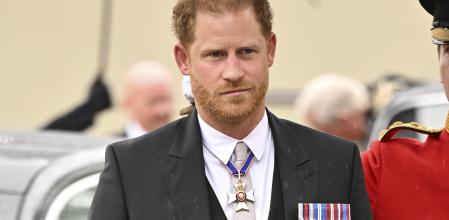 El príncipe Enrique durante la coronación de su padre.