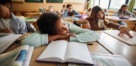 Muchos niños a partir de los once años deben dejar la cama a las seis o incluso antes porque han de hacer largos traslados para ser puntuales, nunca más tarde de las 8.30 h