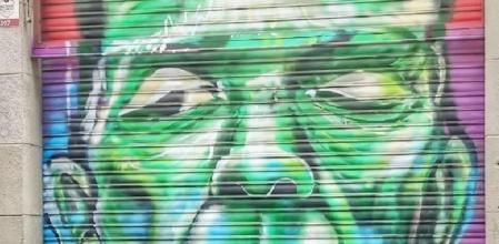 La mirada 'persianarte' de Frankenstein en el Raval.