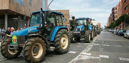 Pagesos entrant a l'Imperial Tarraco de Tarragona durant la protesta organitzada per Unió de Pagesos per denunciar la situació de la pagesia