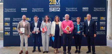 Los cinco candidatos a la Alcaldía, junto a la rectora de la UV y el director regional de la Ser.