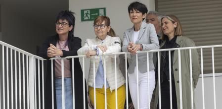 En el centro, Gemma Zabaleta, a su izquierda Maddalen Iriarte, candidata de EH Bildu en Gipuzkoa