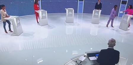 Ayuso rechaza el libro que le ofrece Jacinto.