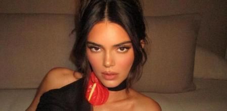 Kendall Jenner con una gargantilla de Loewe