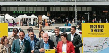 Acto político del alcaldable de ERC en Barcelona Ernest Maragall junto a la estación de Sants junto al Conseller Júli Fernández , la alcaldable de Terrassa Ona Martínez y otros alcaldables