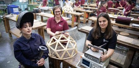 Alumnas de ciclos de formación en la Escola del treball; Lidia Zamora de construcciones metálicas, Ester Francisco grado superior de siseño y amueblamiento, Ana Aguilar de instalación de telecomunicaciones. En la foto en el taller de carpinteria de la escola del treball