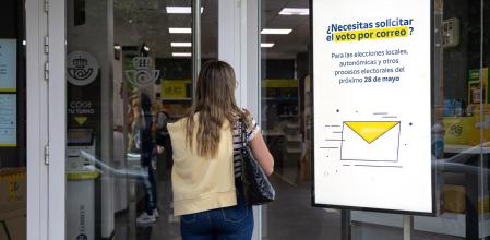 LOGROÑO 09/05/2023.-Oficina de correos este martes en Logroño. Hasta el 18 de mayo está abierto el plazo para solicitar el voto por correo dentro de España, que debe remitirse por vía certificada no más tarde del 24 de mayo. Las elecciones del 28 de mayo serán las primeras en las que ya no habrá 