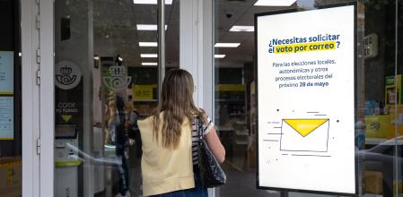 LOGROÑO 09/05/2023.-Oficina de correos este martes en Logroño. Hasta el 18 de mayo está abierto el plazo para solicitar el voto por correo dentro de España, que debe remitirse por vía certificada no más tarde del 24 de mayo. Las elecciones del 28 de mayo serán las primeras en las que ya no habrá 