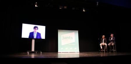 Imagen de mitin de Junts en Banyoles donde han participado los expresidentes Carles Puigdemont y Artur Mas