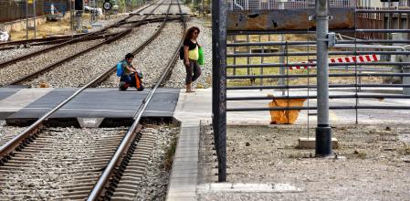 FOTO ALEX GARCIA PASOS A NIVEL EN EL PASO DE LOS TRENES DE RODALIES POR MITAD DEL PUEBLO DE MONTCADA I REIXAC