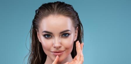 El peinado 'wet hair' simula una melena mojada con la ayuda de productos fijadores.