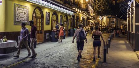 El barrio sevillano de Santa Cruz al caer la noche