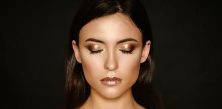 El highlighter puede llevarse más allá de los pómulos, aplicado directamente con los dedos para conseguir un efecto difuminado.