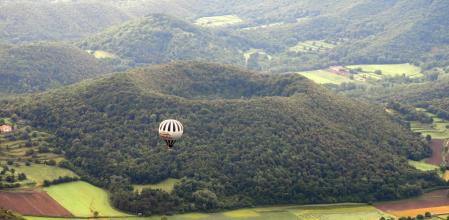 Santa Margarida, en el municipio de Santa Pau, es uno de los volcanes extinguidos más bonitos y bien conservados de la Garrotxa .