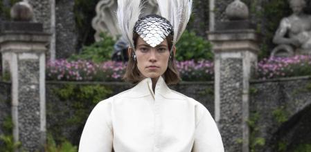 Un modelo con un diseño de la nueva colección Crucero 2024 de Louis Vuitton