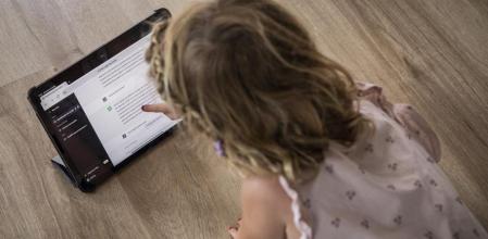 24 - 05 - 2023 / Barcelona / Niño con pantalla y chat GPT chatgpt / Foto: Llibert Teixidó