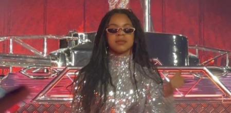 Blue Ivy durante su actuación en el escenario de 'Renaissance World Tour' en su paso por París