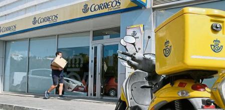 MOJACAR (ALMERÍA), 25/05/2023.- Fotografía de la oficina de correos de Mojácar (Almería) donde la trama que supuestamente intentaba comprar votos por correo ofrecía entre 100 y 250 euros por cada papeleta a favor del PSOE fundamentalmente a personas extranjeras con escasos recursos, según han informado a EFE fuentes cercanas a la investigación. Siete de los presuntos implicados son españoles, y los otros tres proceden de Ecuador, Colombia y Paraguay.EFE / Carlos Barba