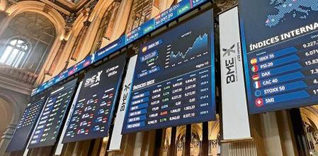 MADRID, 12/05/2023.- La Bolsa española ha abierto este viernes con un avance del 0,35 %, en una sesión de más resultados empresariales, pero en la que habrá escasas referencias macroeconómicas, a excepción de la inflación de España correspondiente a abril. En los primeros compases de la jornada, el IBEX 35, el principal selectivo español, cotiza de nuevo por encima de los 9.200 puntos. Alcanza los 9.220 enteros tras anotarse ese 0,35 %. EFE/ Altea Tejido