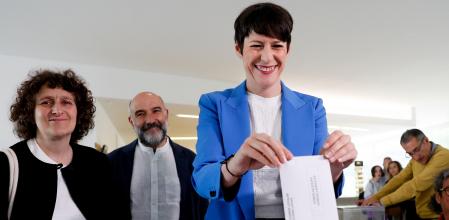 La portavoz del BNG, Ana Pontón (c) acompañada por la candidata a la alcaldía de Santiago de Compostela, Goretti Sanmartín