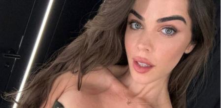 Violeta posando en Instagram