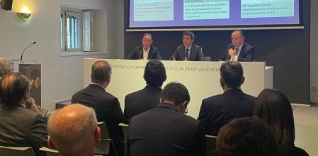 Carlos Mazón (en el centro), durante su reunión con la CEV y Cámara València el pasado 18 de mayo