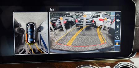 Algunos sistemas con cámara incorporan la trayectoria del vehículo según la posición de las ruedas a la pantalla.