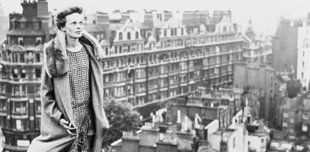 Amelia en el tejado del hotel Hyde Park mirando Londres