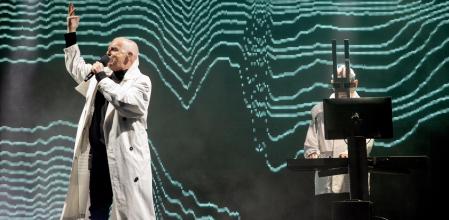 Neil Tennant y Chris Lowe lucieron los llamativos atuendos que acostumbran en sus directos