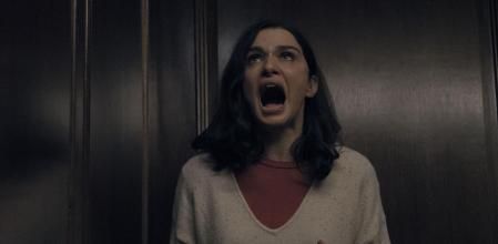 Tiene un sentido del humor mórbido y una mirada feminista que coloca a la mujer también en el centro de la diana.