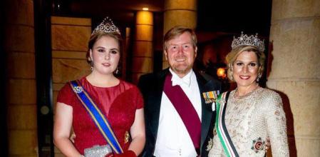 La princesa Amalia, junto a sus padres Guillermo y Máxima de los Países Bajos, a su llegada a la cena de gala con la que se celebra la boda de Husein y Rajwa, en el palacio Al Husseiniya de Amman