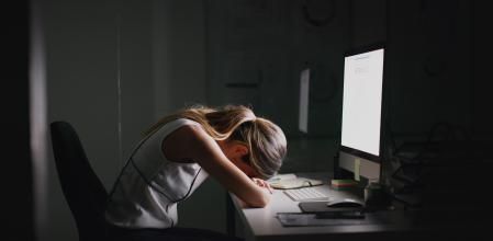 Una empleada en una oficina