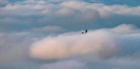 La ermita de San Sebastián entre nieblas.