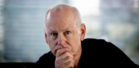 Greg Graffin, reflexivo, en la terraza del hotel AC Forum horas antes de su concierto