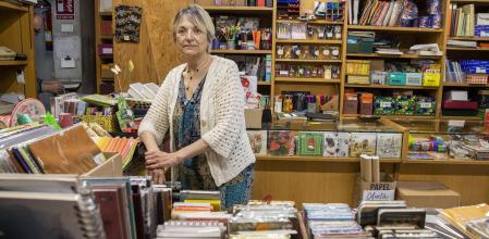 ISABEL DEVENT, PROPIETARIA DE LA PAPELERIA CENTENARIA 