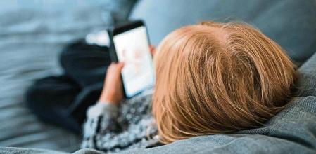 Foto recurso de un niño con un móvil