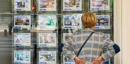 . BILBAO, 26/05/2023.-Una mujer mira la oferta de viviendas en una inmobiliaria este viernes en Bilbao. La firma de hipotecas sobre viviendas en Euskadi subió en marzo un 5,3 % respecto a febrero, pero registró una caída interanual del 14,1 %.En el conjunto de España durante el mes de marzo se firmaron 36.182 hipotecas un 15,7 % menos que en el mismo mes del año pasado y tan solo un 0,8 % más que en febrero de 2023, ha informado este viernes el Instituto Nacional de Estadística (INE).EFE/Luis Tejido