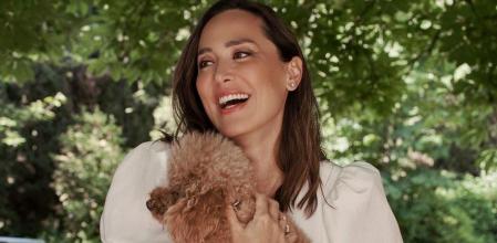 Tamara Falcó junto a su perrita Jacinta