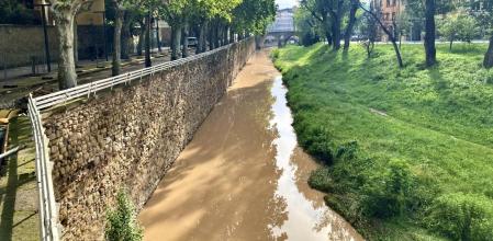 El río Mèder de color marrón a su paso por Vic.