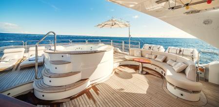 Con algo más de 44 metros de eslora, encaja perfectamente en la categoría de superyates.