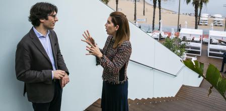 Josep Maria Martorell y Nuria Oliver, junto antes de su cara a cara, en la terraza del hotel W de Barcelona