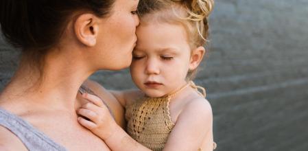 Pedir perdón a los niños les da una lección para asumir sus errores y disculparse por ellos.