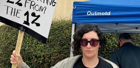 La barcelonesa Julia Fontana, guionista de éxito tras trabajar en series como 'Lucifer' y 'Fire Country', en una concentración por los derechos de los guionistas.