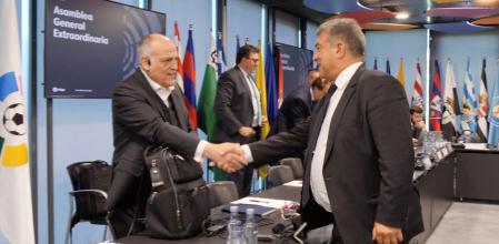 Javier Tebas y Joan Laporta se saludan en la sede de LaLiga en Madrid, el pasado 19 de abril
