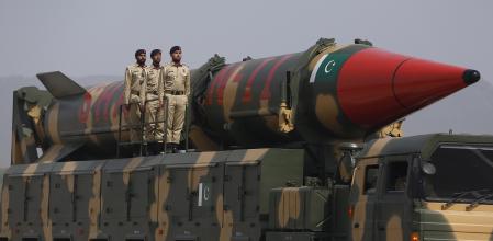 Un misil Shaheen-III, capaz de llevar armamento nuclear, en un desfile militar en Pakistán
