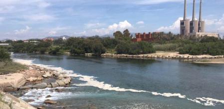 El vertido espumoso en el río Besòs procedente de la Central de Ciclo Combinado
