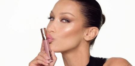 Bella Hadid posa con su labial favorito de Charlotte Tilbury