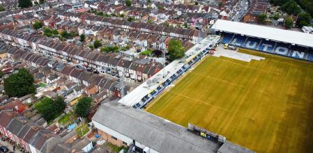 El estadio de Kenilworth Road, encajado en un humilde barrio residencial de Luton