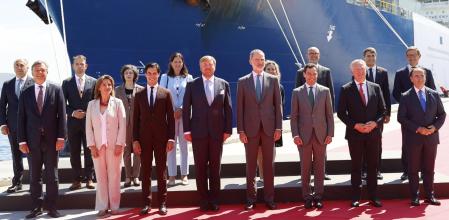 Felipe VI junto al rey de Holanda, Guillermo Alejandro, y autoridades como la ministra de Industria, Teresa Ribera; el presidente de la Junta de Andalucía, Juan Manuel Moreno Bonilla, y el CEO de Cepsa, Maarten Wetselaar