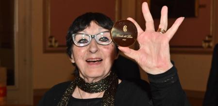 Mirna Lacambra sostiene la medalla de oro del Cercle del Liceu